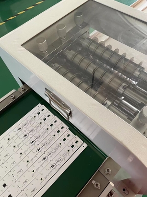 Macchina per la deformazione dei pannelli di PCB con lame d' acciaio ad alta velocità e linea di nastro trasportatore
