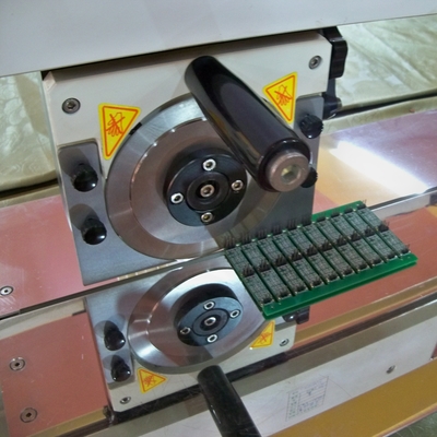 Separatore di PCB per elettronica mobile con lame lineari e circolari in acciaio