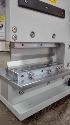 Macchina di taglio a V di lame lineare PCB con telaio di ferro solido per componenti di 50 mm di altezza