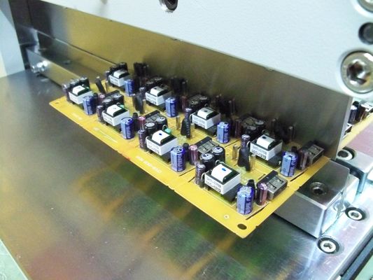 Il bordo di alluminio utilizza il separatore V tagliato del PWB con le lame di acciaio rapido del Giappone