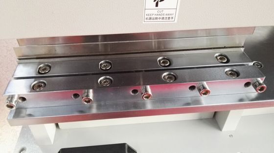 il PWB V del bordo FR4 di 2.0mm ha tagliato la macchina con due lame lineari taglienti